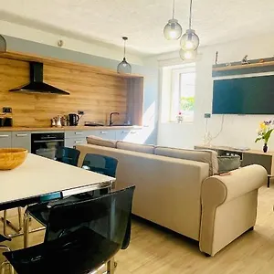 Modern With Fireplace & Stylish Kitchen Apartman